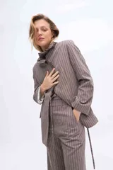 Blazer gris a rayas con solapa de volados, manga larga y lazo ajustable en la cintura.