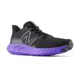 Championes de running New Balance modelo 411V3, color negro con suela violeta, capellada de malla y logo "N" en el lateral.