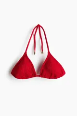 Top de bikini triangular rojo con textura estilo crochet, copas con relleno extraíble y tiras para atar en el cuello y la espalda.