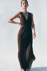 Vestido midi de escote en pico con tirantes anchos cruzados en la espalda, confeccionado en tejido jacquard con textura sutil.