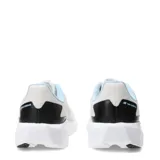 Championes de running New Balance modelo 413, en color gris claro con detalles en celeste. Presentan una estructura de malla transpirable, cierre con cordones y suela de goma blanca con refuerzo negro en la puntera y el talón.