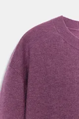 Jersey de punto color violeta, confeccionado en lana 100%, con cuello redondo, manga larga y acabados en rib.