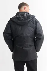 Campera negra impermeable con cuello alto, cierre frontal con botones a presión y múltiples bolsillos con solapa.