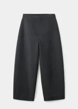 Pantalón de tiro alto con diseño balloon, confeccionado en mezcla de lana, con cierre de cremallera lateral y forro interior.