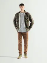 Sobrecamisa de franela a cuadros azul, verde y blanco, con forro de corderito blanco, cuello clásico, cierre frontal con botones, mangas largas y dos bolsillos con solapa abotonada en el pecho.