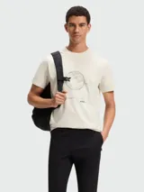 Remera de algodón color beige con cuello redondo, manga corta y estampado gráfico lineal de un globo terráqueo con el logo de la marca en el frente.