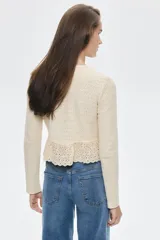 Saco entallado de punto fino con textura, cuello redondo, cierre frontal de botones y detalle de peplum acampanado en tejido de algodón con broderie.