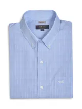 Camisa de manga larga de corte regular fit, color celeste con diseño a cuadros sutiles blancos. Cuenta con cuello abotonado, cierre frontal de botones, bolsillo ojal en el pecho con el logo bordado y un acabado resistente a las arrugas.
