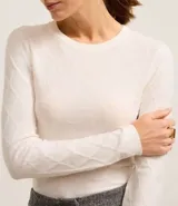 Suéter de punto color marrón, con cuello redondo, manga larga y textura geométrica de losângos.