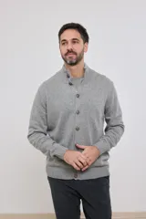 Cardigan de tejido de punto color azul piedra melange, con cuello mao y cierre frontal de botones.