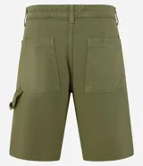 Bermuda de gabardina en corte recto y holgado, estilo carpenter con detalle de tira lateral. Cuenta con cintura fija con trabillas, cierre tradicional y bolsillos traseros amplios.