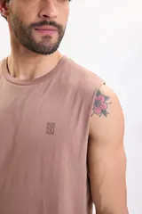 Musculosa marrón sin mangas con estampa tipográfica grande en la espalda que dice "sea sun soul" en tonos marrones más oscuros.