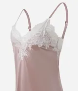 Camisón Lov de microfibra color negro, con escote en V, breteles finos ajustables y delicados detalles de encaje en el escote y en el ruedo inferior.