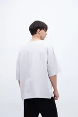 Remera verde oliva teñida en prenda con bolsillo en el pecho, de algodón lavado con textura extra suave y calce boxy.