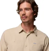 Camisa de manga larga Columbia en color beige, confeccionada en tejido técnico con tecnología Omni-Shade y Omni-Wick. Presenta cuello clásico, cierre frontal con botones y dos bolsillos frontales con solapa.