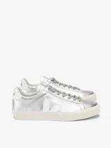 Championes Veja modelo Campo, confeccionados en cuero metalizado color plateado. Presentan el logo de la marca en los laterales en color blanco, cordones al tono y suela de goma en color crema.