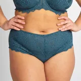 Braguita de tiro alto confeccionada en una combinación de encaje floral y microfibra, con bordes festoneados en la parte superior.