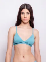 Top de bikini con triángulos fijos, breteles finos regulables, gancho en espalda, forro interior y copas desmontables. Diseño con textura animal print color celeste.