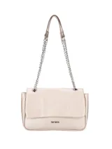 Cartera de hombro con solapa frontal, confeccionada en material sintético con acabado metalizado. Presenta una correa de cadena metálica plateada y un pequeño aplique metálico con el logo de la marca en la parte inferior.