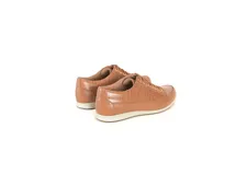 Championes de cuero color caramelo con diseño de textura tipo reptil en la parte superior y cordones al tono. Cuentan con suela plana de goma blanca y forro interior de cuero.
