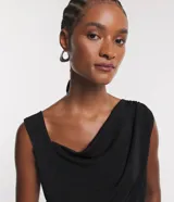 Blusa sin mangas color gris con escote asimétrico y detalles drapeados.