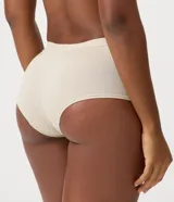 Kit de dos bombachas modelo boyshort Lov, de tiro medio y laterales amplios. Confeccionadas en algodón con elastano, una en color beige y otra en color negro, con detalle de placa metálica con logo en el lateral de la cintura.