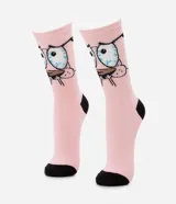 Medias de caña alta color rosa con talón y puntera negros. Estampado con la cara de Coraje el Perro Cobarde.