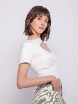 Top asimétrico blanco con una manga corta y un corte en el hombro.