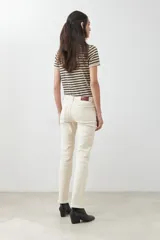 Pantalón negro de corte recto, tiro medio y bolsillos delanteros y traseros.