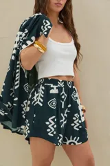 Short verde inglés con estampado abstracto en color blanco, de corte holgado y cintura con elástico.