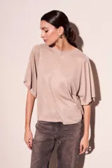 Sweater rosa de lurex con mangas cortas amplias y cuello redondo.