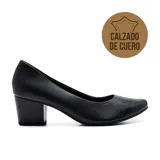 Zapato de cuero negro con taco cuadrado y punta redondeada.