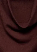 Top de punto fino color bordó, sin mangas, con cuello drapeado tipo cascada, diseño entallado y fruncidos laterales.