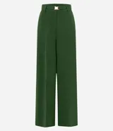 Pantalón de mujer color verde oscuro, modelo wide leg, con cintura alta, trabillas, cinturón con hebilla metálica dorada y bolsillos. El tejido presenta una textura arrugada intencional.