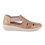 Zapato casual Korium Confort modelo Jessie, de color negro con acabado metalizado y sutil brillo. Presenta diseño cerrado con perforaciones decorativas en la parte superior y laterales elásticos para mayor comodidad.