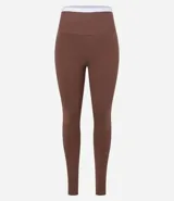 Pantalón legging deportivo color marrón con cintura alta en contraste color blanco. Confeccionado en tejido de poliamida y elastano, de ajuste ceñido al cuerpo.