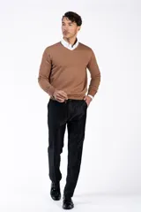 Sweater marrón de punto con cuello en V y mangas largas.