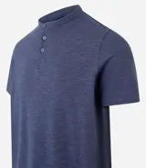 Remera azul de algodón con textura, cuello padre con botones y mangas cortas.