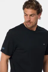 Remera básica de algodón color azul marino, de manga corta, con cuello redondo y logo bordado en el frente.