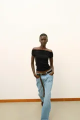 Camiseta negra de corte slim fit, con cuello barco y manga corta.