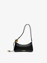 Bolso de hombro Jacquemus Le Bisou Perle, estructurado en piel lisa negra, con correa de hombro ajustable decorada con ab cuentas grandes efecto carey. Incluye logotipo metálico dorado en la parte frontal y herrajes metálicos a juego.