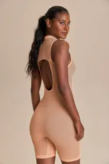 Jumpsuit corto de lycra con tecnología seamless, diseño ajustado y texturas diagonales. Presenta cierre frontal y espalda descubierta.