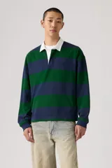 Remera tipo rugby de manga larga con diseño de rayas horizontales anchas en azul marino y verde. Presenta cuello polo en color blanco con tapeta de botones oculta y puños acanalados.