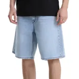 Bermuda de jean celeste de tiro bajo, con corte holgado, pernera larga y diseño de estilo relajado.