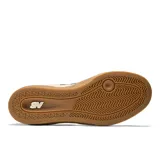 Championes New Balance Numeric 272, diseñados para skate, con capellada de gamuza y materiales sintéticos en tono crema, detalles en verde azulado y suela de goma color caramelo.