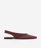 Zapatilla tipo slingback de cuero color marrón oscuro, con diseño de punta fina y talón descubierto con tira de ajuste.