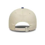 Gorra New Era 9FORTY ajustable, color beige con visera azul y logo de los LA Dodgers bordado en azul.