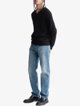 Sweater negro de lana merino con cuello en V y logo CK bordado en el pecho.