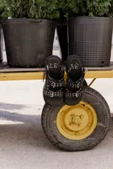 Sandalias de cuero marrón con plataforma de goma negra y hebillas metálicas.