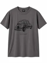 Remera gris oscuro de manga corta, con cuello redondo y diseño gráfico estampado en el pecho que muestra el plano técnico de un auto clásico y la inscripción "BUILT FOR THE JOURNEY DRIVEN BY MEMORIES".